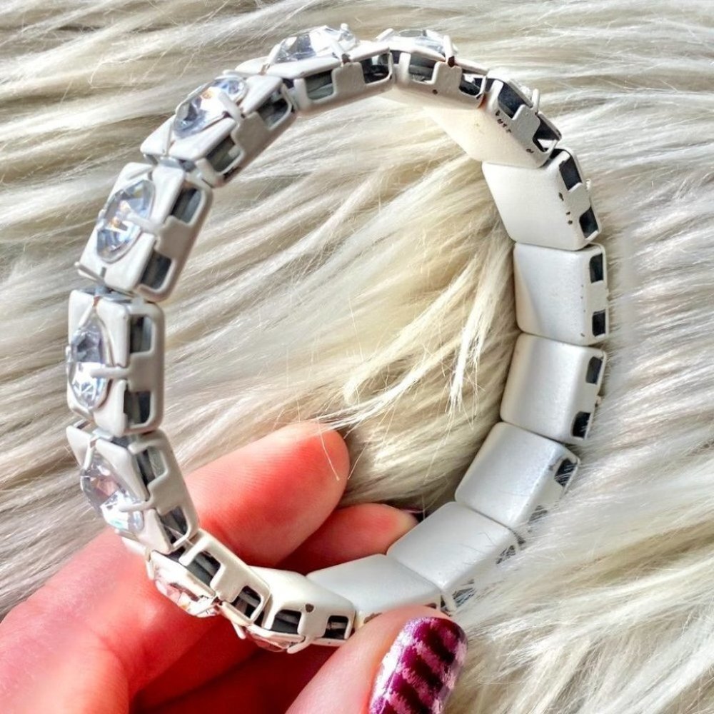 🟣 (2/$12) - Cute White Metal Bangle With Clear Gems